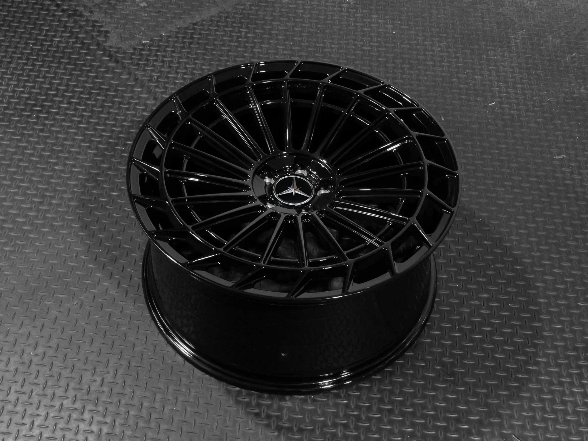 MC877 GLOSS BLACK