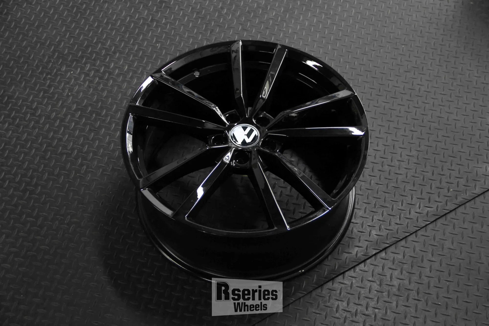 PV209 GLOSS BLACK