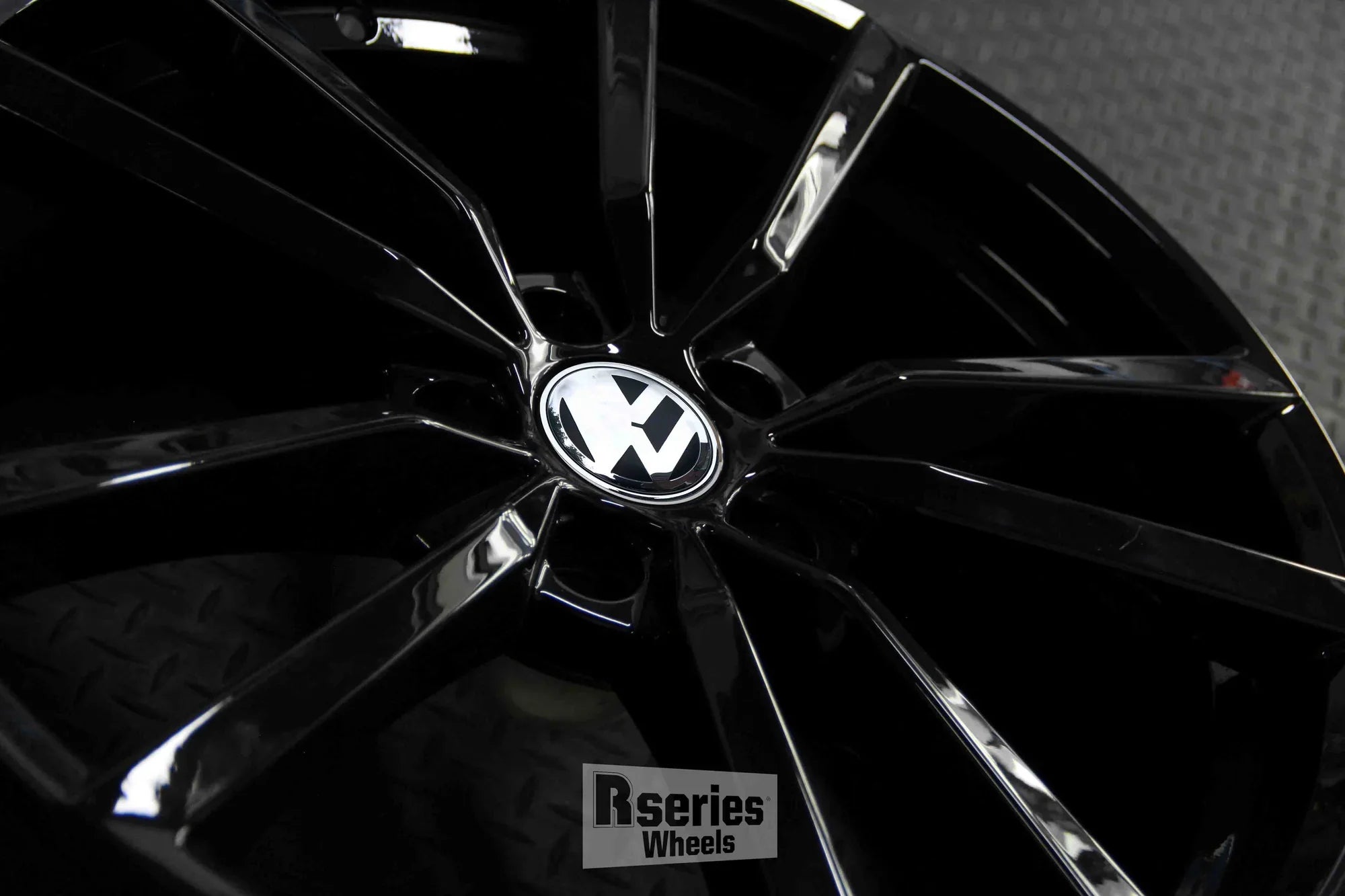 PV209 GLOSS BLACK